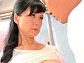 五十路隔世近親相姦〜寮母と孫〜 上京した孫が祖母と寮生の営みに嫉妬の炎を燃やす禁断生中出し愛 米崎真理　サンプル画像05